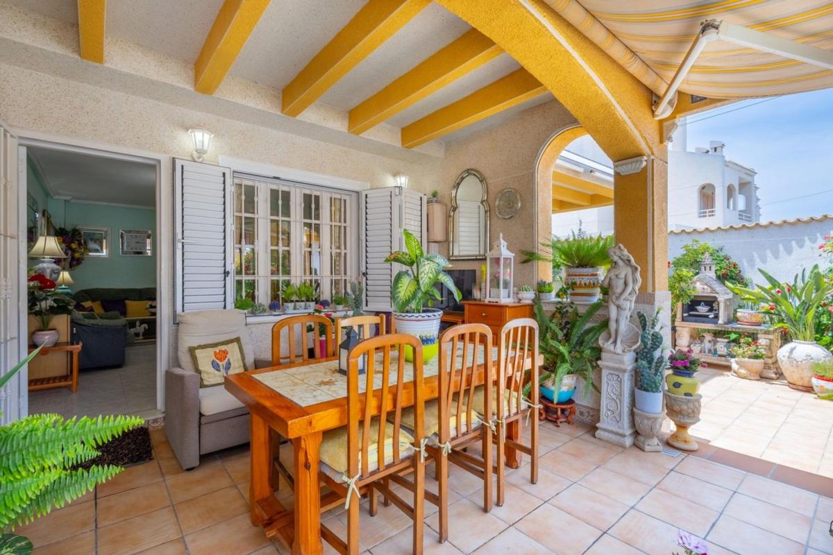 Продажа таунхауса в Chalet adosado en Calle Juan Ramón Jiménez, Zona los Frutales, Torrevieja , Торревьеха photo 2