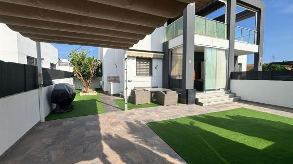 Chalet pareado en Avenida Tenerife, Aguas Nuevas, Torrevieja photo 1