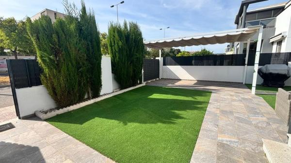 Chalet pareado en Avenida Tenerife, Aguas Nuevas, Torrevieja photo 3