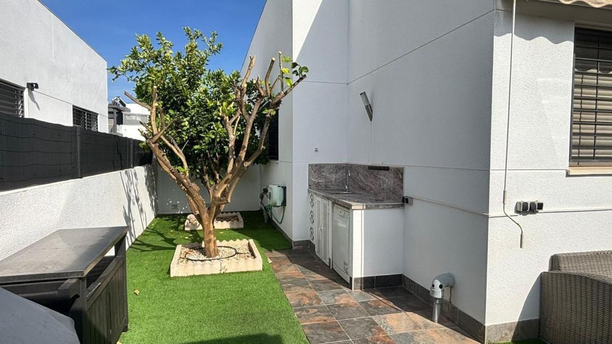 Sprzedaż niezależnego domku jednorodzinnego w Chalet pareado en Avenida Tenerife, Aguas Nuevas, Torrevieja, Torrevieja photo 4