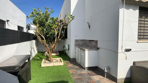 Chalet pareado en Avenida Tenerife, Aguas Nuevas, Torrevieja photo 4