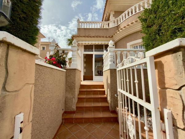 Casa o chalet independiente en Calle Veleta, Los Balcones - Los Altos del Edén, Torrevieja thumbnail 2