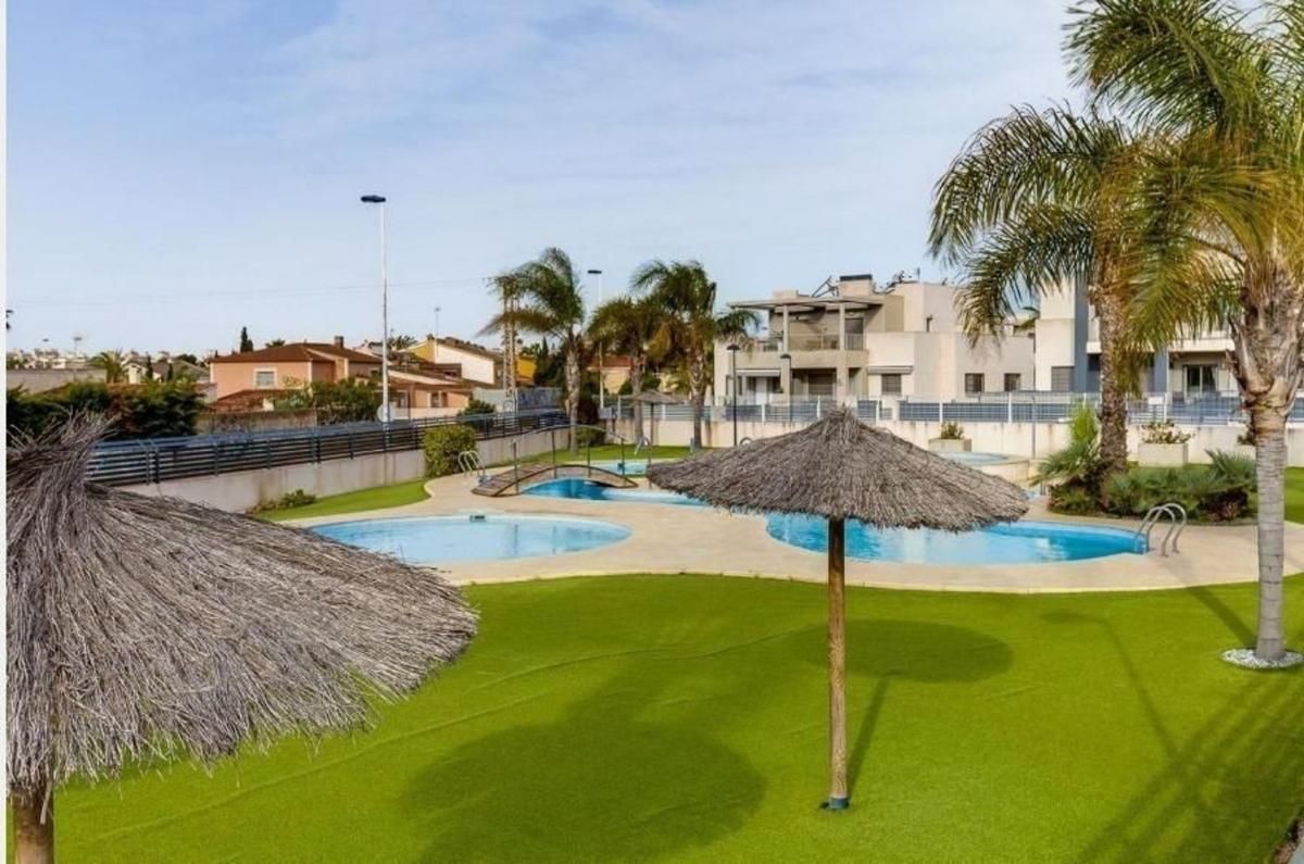 Продажа таунхауса в  Chalet adosado en Avenida Tenerife, Aguas Nuevas, Torrevieja , Торревьеха photo 3