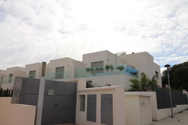 Chalet pareado en Calle Mar de Fondo, Punta Prima, Torrevieja photo 1