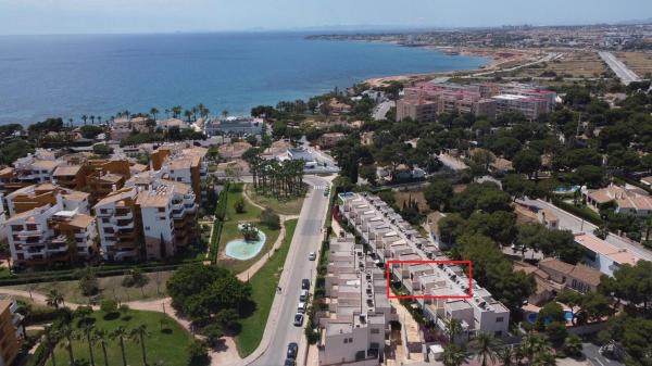 Chalet adosado en Calle Mar Rizada, Punta Prima, Torrevieja photo 1