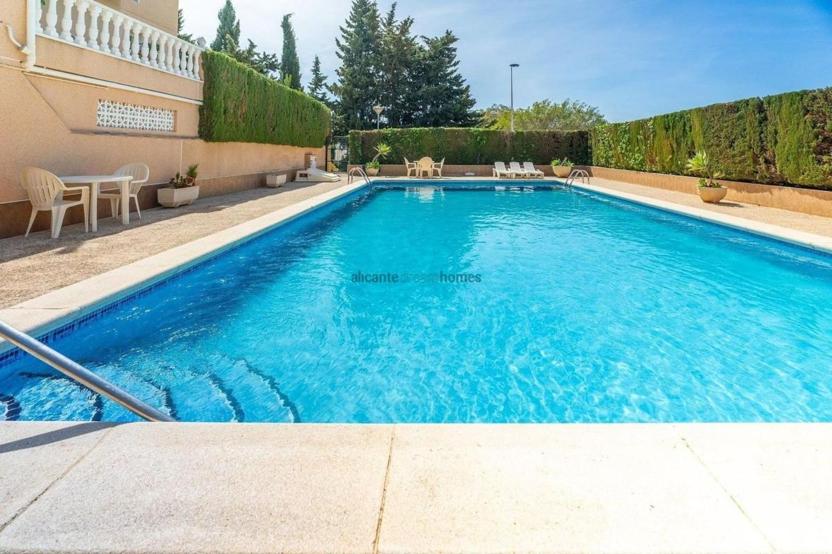 Sprzedaż niezależnego domku jednorodzinnego w  Casa o chalet en Parque Acuático - Sector 25, Torrevieja, Torrevieja photo 2