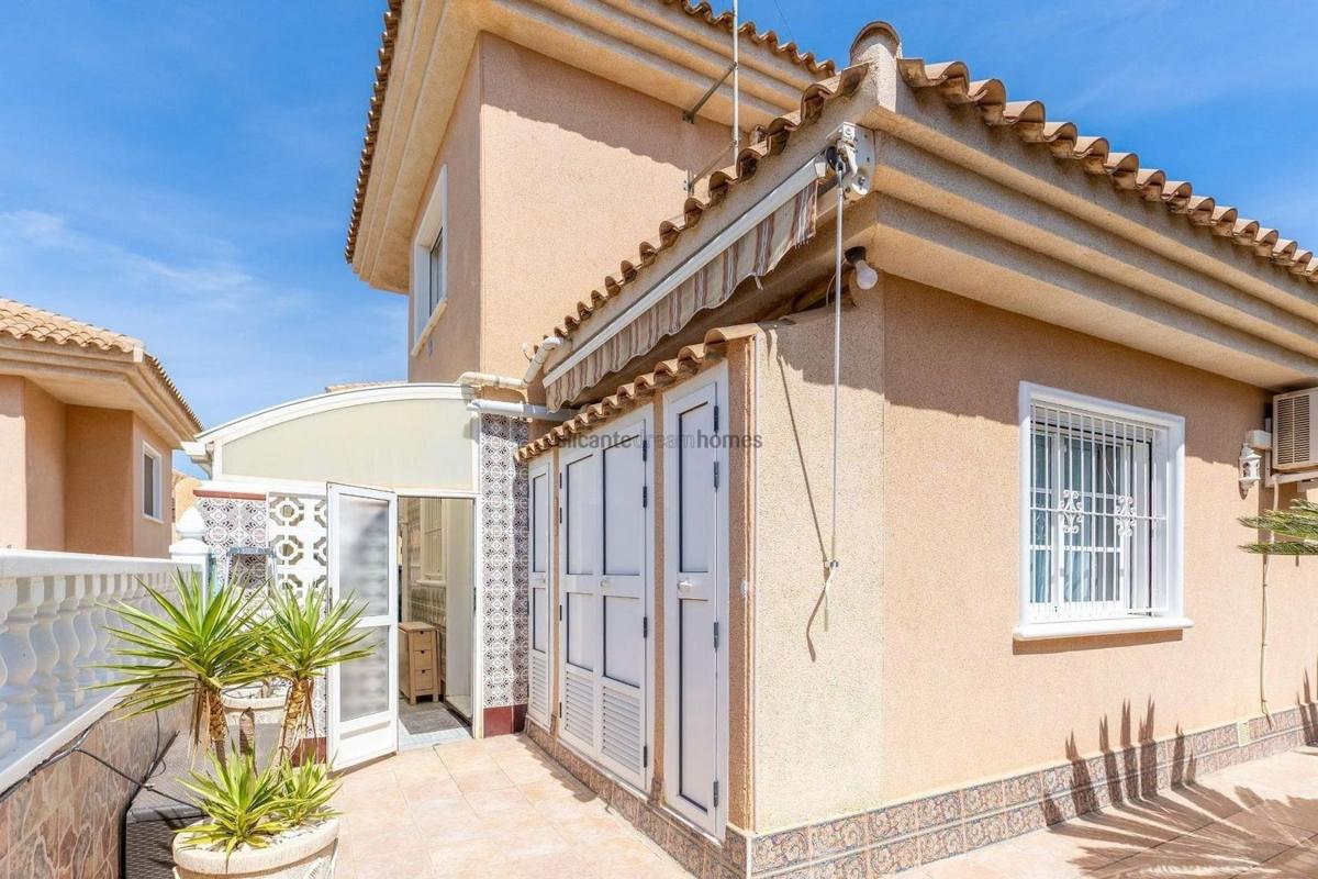 Sprzedaż niezależnego domku jednorodzinnego w  Casa o chalet en Parque Acuático - Sector 25, Torrevieja, Torrevieja photo 3