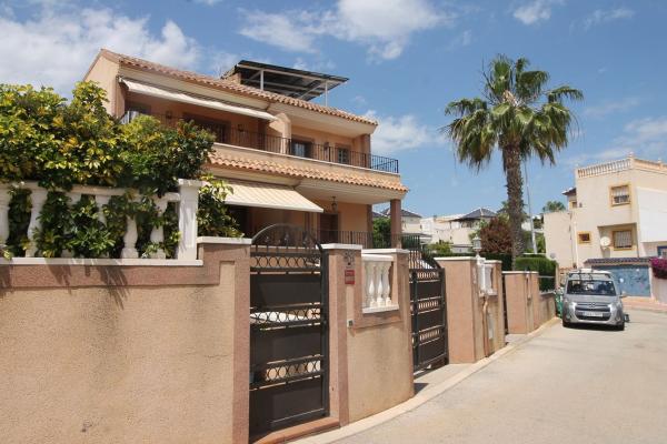 Chalet pareado en Calle Veleta, Los Balcones - Los Altos del Edén, Torrevieja photo 1