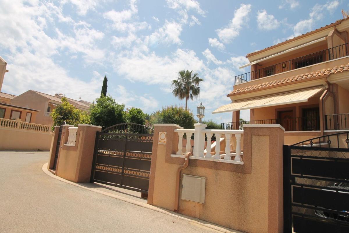 Sprzedaż niezależnego domku jednorodzinnego w Chalet pareado en Calle Veleta, Los Balcones - Los Altos del Edén, Torrevieja, Torrevieja photo 2