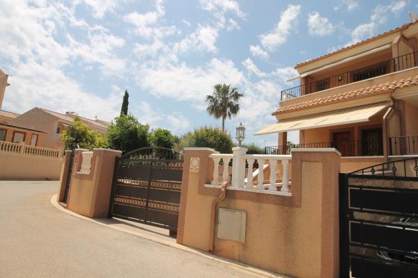 Chalet pareado en Calle Veleta, Los Balcones - Los Altos del Edén, Torrevieja thumbnail 2