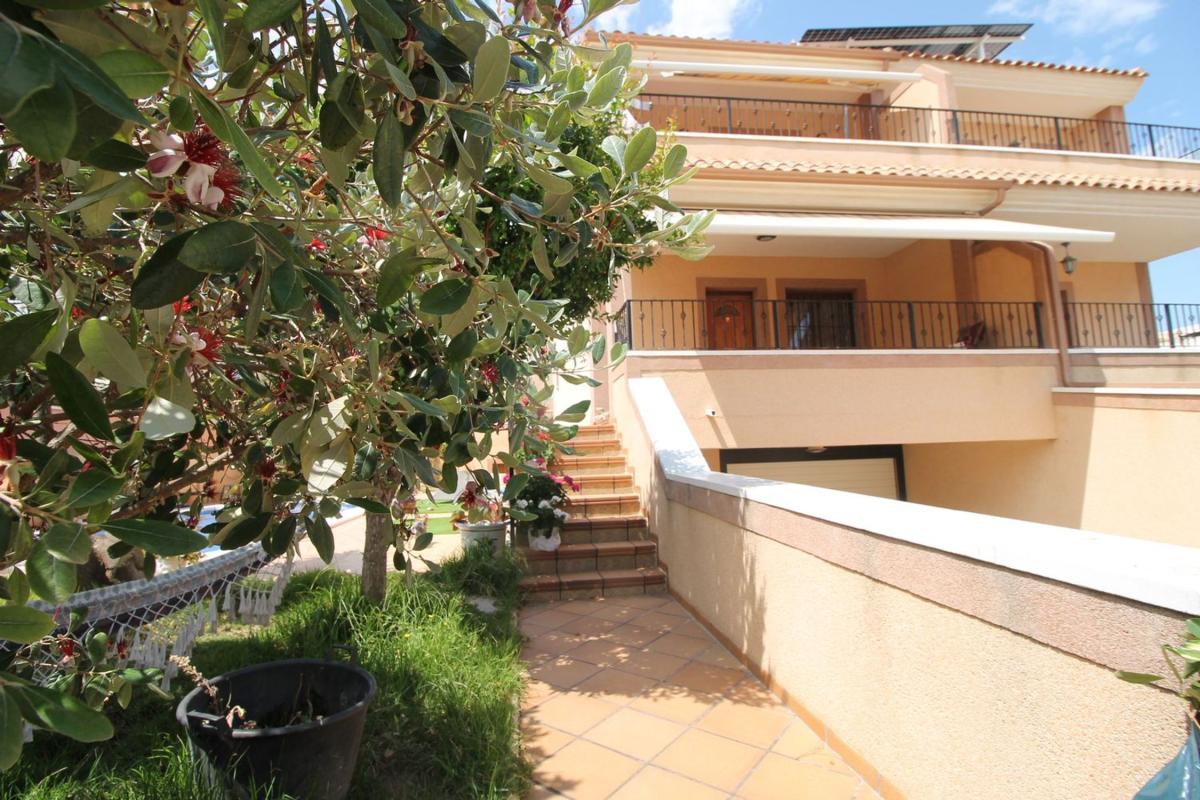 Sprzedaż niezależnego domku jednorodzinnego w Chalet pareado en Calle Veleta, Los Balcones - Los Altos del Edén, Torrevieja, Torrevieja photo 4