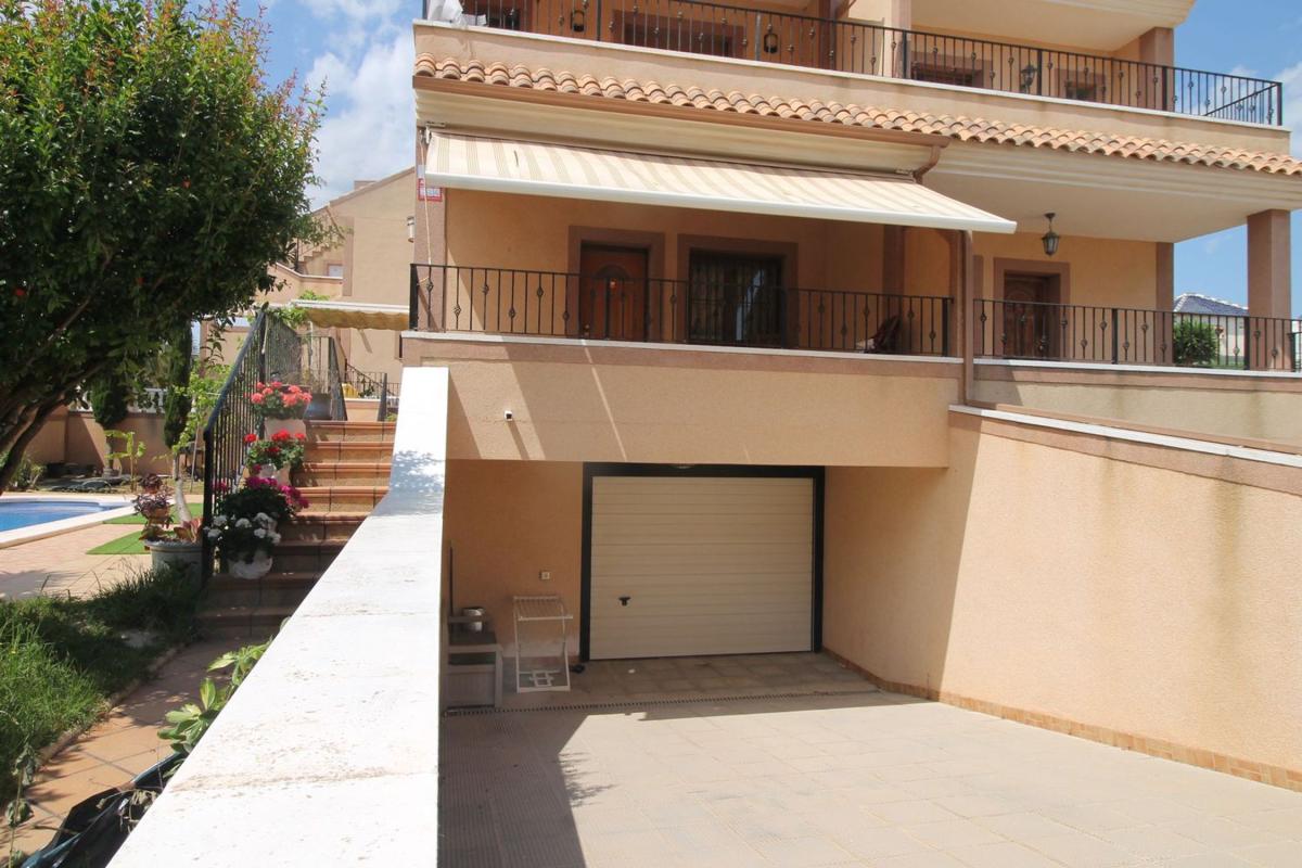 Sprzedaż niezależnego domku jednorodzinnego w Chalet pareado en Calle Veleta, Los Balcones - Los Altos del Edén, Torrevieja, Torrevieja photo 5