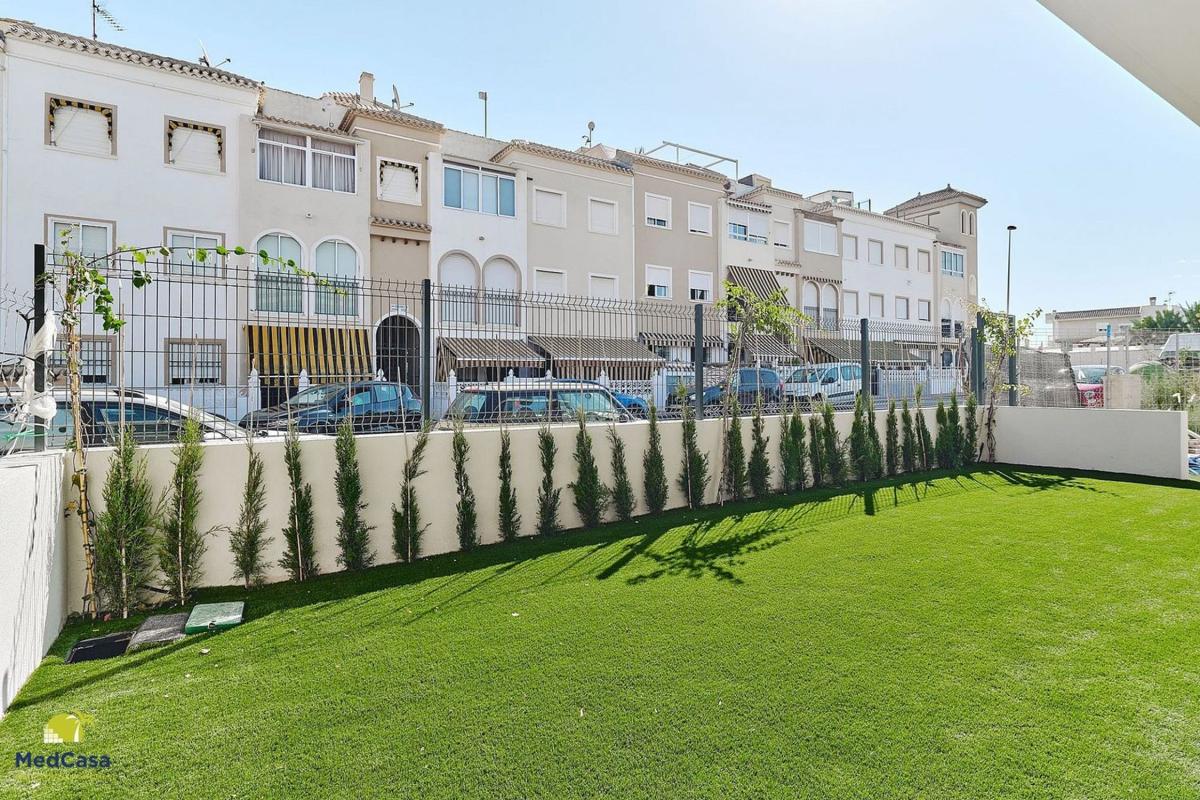 Venta de piso en Piso en Calle Montesinos, 9, Playa de los Náufragos, Torrevieja, Torrevieja
photo 2