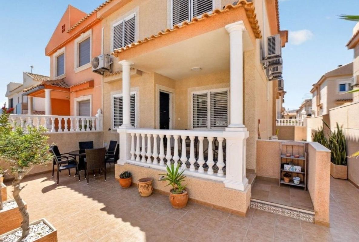 Venta de chalet independiente en Chalet pareado en Paseo Navarra, 2, Miramar - Torre del Moro, Torrevieja, Torrevieja
photo 2