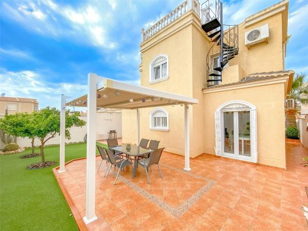 Chalet adosado en Pasaje Perdiguera, Aguas Nuevas, Torrevieja photo 1