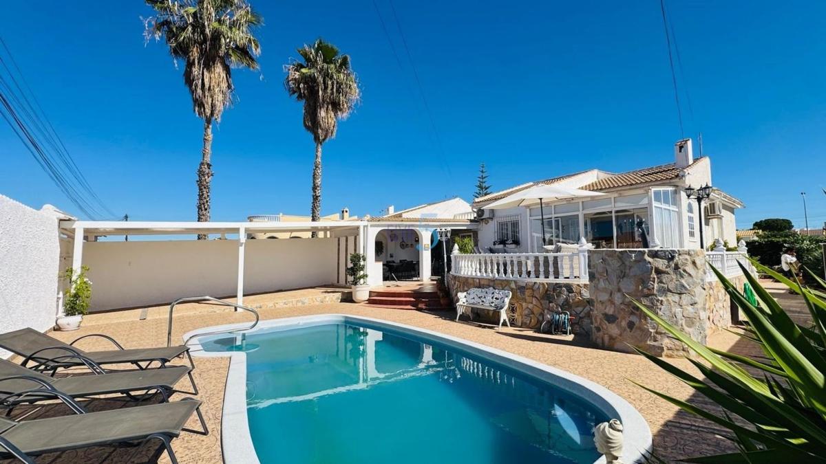 Venta de chalet independiente en Casa o chalet en La Siesta - El Salado - Torreta, Torrevieja, Torrevieja
photo 1