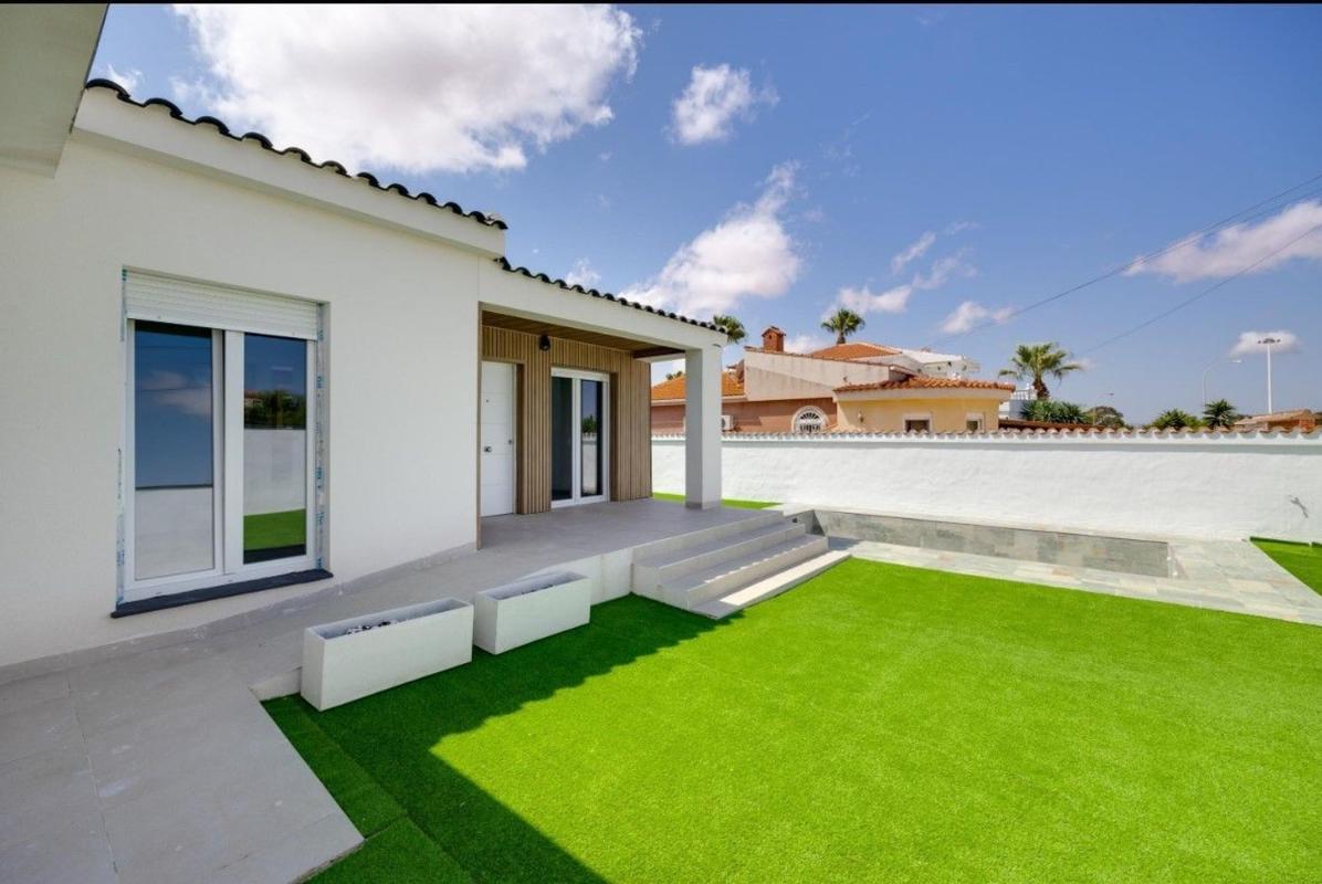 Sprzedaż niezależnego domku jednorodzinnego w  Casa o chalet en La Siesta - El Salado - Torreta, Torrevieja, Torrevieja photo 2