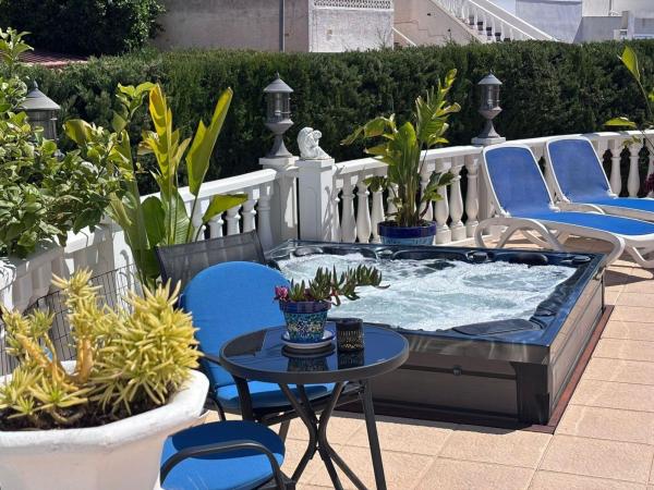 Chalet pareado en Avenida de Torrevieja, Los Balcones - Los Altos del Edén, Torrevieja thumbnail 3