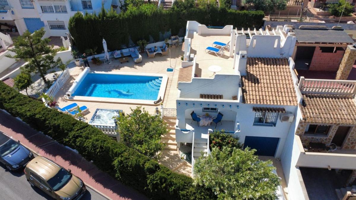 Продажа отдельного шале в  Chalet pareado en Avenida de Torrevieja, Los Balcones - Los Altos del Edén, Torrevieja, Торревьеха photo 4