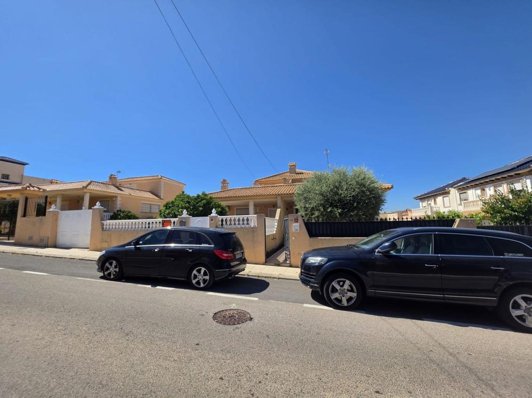 Venta de chalet independiente en Chalet pareado en Calle Meridiano, Aguas Nuevas, Torrevieja, Torrevieja
 photo 2
