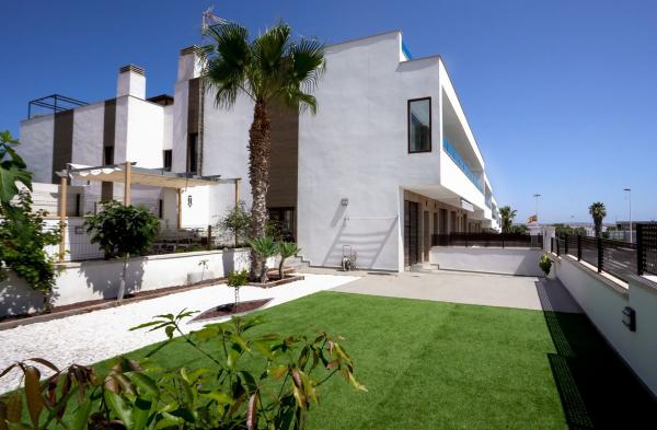Chalet adosado en Avenida Tomas Boj Andreu, Los Balcones - Los Altos del Edén, Torrevieja photo 1