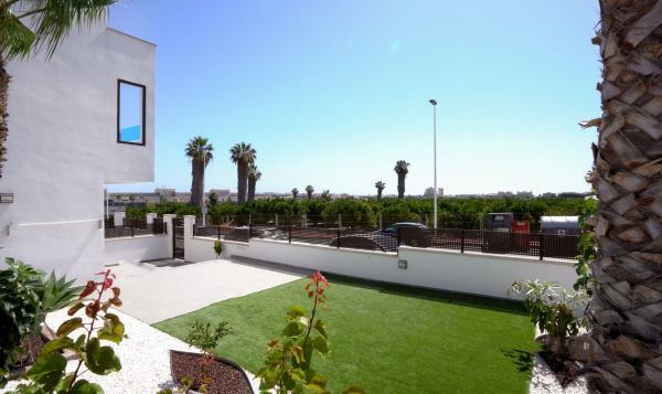 Chalet adosado en Avenida Tomas Boj Andreu, Los Balcones - Los Altos del Edén, Torrevieja thumbnail 2