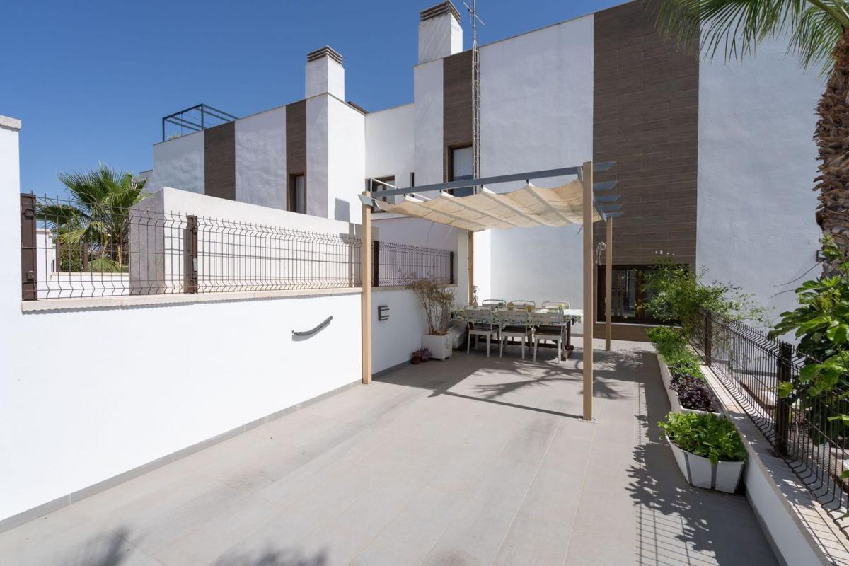 Продажа таунхауса в  Chalet adosado en Avenida Tomas Boj Andreu, Los Balcones - Los Altos del Edén, Torrevieja , Торревьеха photo 4