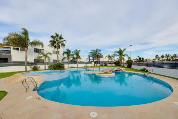 Chalet adosado en Avenida Tenerife s/n, Aguas Nuevas, Torrevieja photo 3