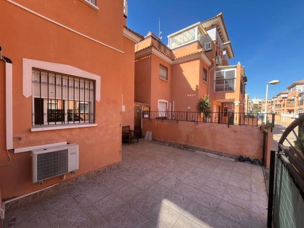 Chalet pareado en Plaza J-1 p Flamenca Norte, 96 b, Playa Flamenca, Orihuela photo 1