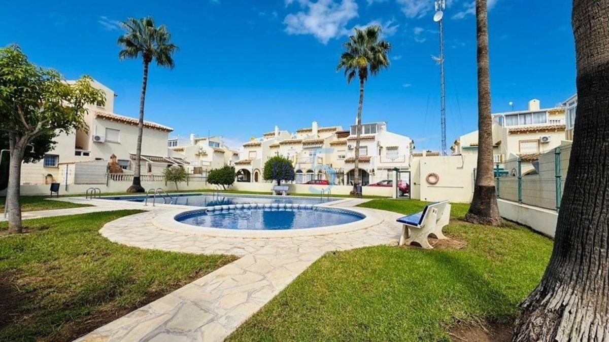 Sale of independent chalet in Casa o chalet en Playa Flamenca, Orihuela, Orihuela
 photo 2