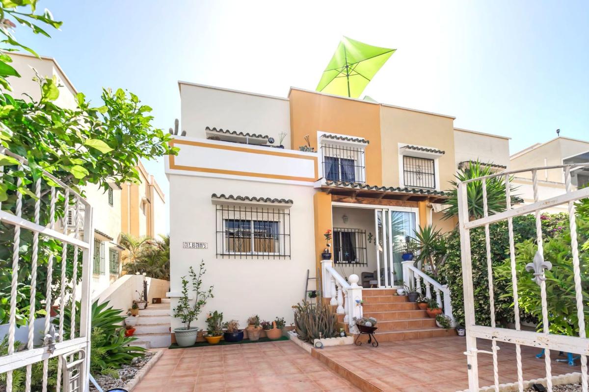 Venta de chalet adosado en Chalet adosado en Calle Baikal, Zona Lago - Los Almendros, Orihuela , Orihuela photo 1