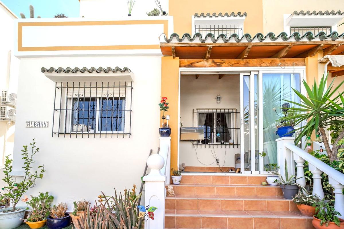 Venta de chalet adosado en Chalet adosado en Calle Baikal, Zona Lago - Los Almendros, Orihuela , Orihuela photo 4