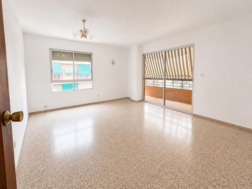 Venta de piso en Piso en Calle de los Doscientos, Benalúa, Alicante / Alacant, Alicante / Alacant
 photo 2