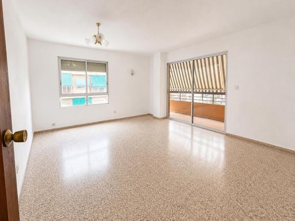 Sale of flat in Piso en Calle de los Doscientos, Benalúa, Alicante / Alacant, Alicante
thumbnail 2