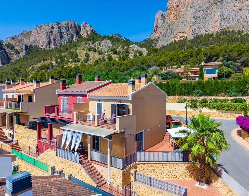 Venta de chalet adosado en Chalet adosado en Calle Mariola, Casco urbano, Polop , Polop photo 1