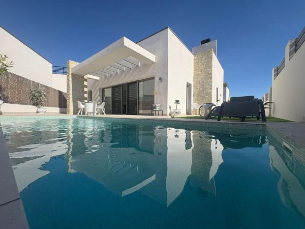 Chalet wolnostojący na sprzedaż w  Casa o chalet en Blue Lagoon - Galán, San Miguel de Salinas, San Miguel de Salinas photo 1