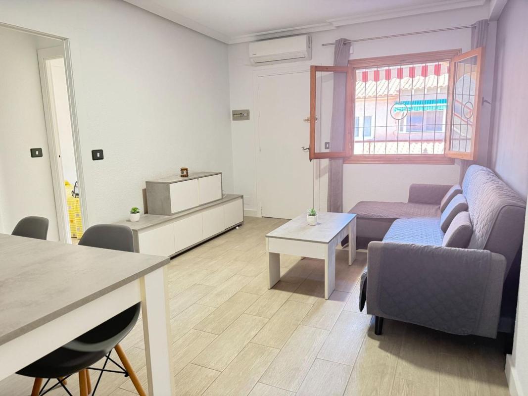 Venta de piso en Piso en Calle Valencia, El Acequión, Torrevieja, Torrevieja
photo 3