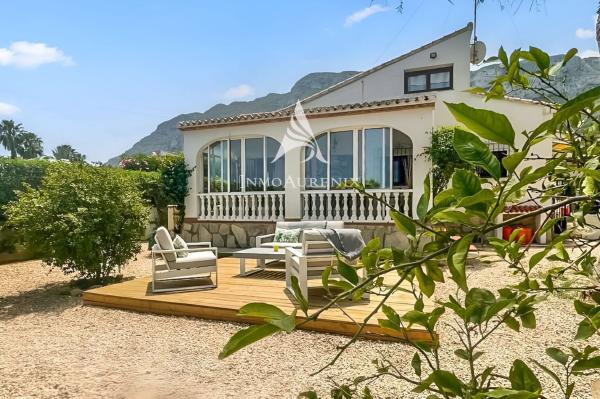 Chalet wolnostojący na sprzedaż w Casa o chalet en El Montgó, Denia, Dénia thumbnail 1