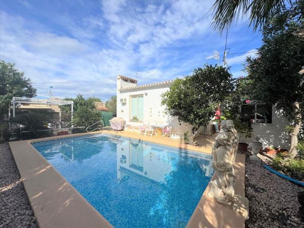 Chalet wolnostojący na sprzedaż w Casa o chalet en El Montgó, Denia, Dénia photo 1