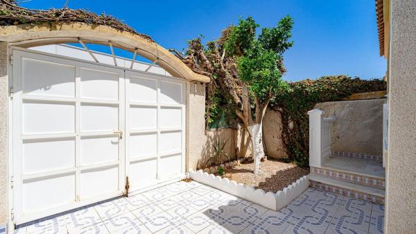 Chalet adosado en Calle Jose Lorca Garcia, La Siesta - El Salado - Torreta, Torrevieja thumbnail 1
