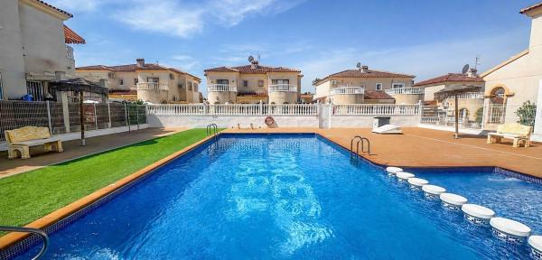 Chalet independiente en venta en Casa o chalet en Calle Miguel Angel Blanco Garrido, 129, Parque Acuático - Sector 25, Torrevieja, Torrevieja
thumbnail 1