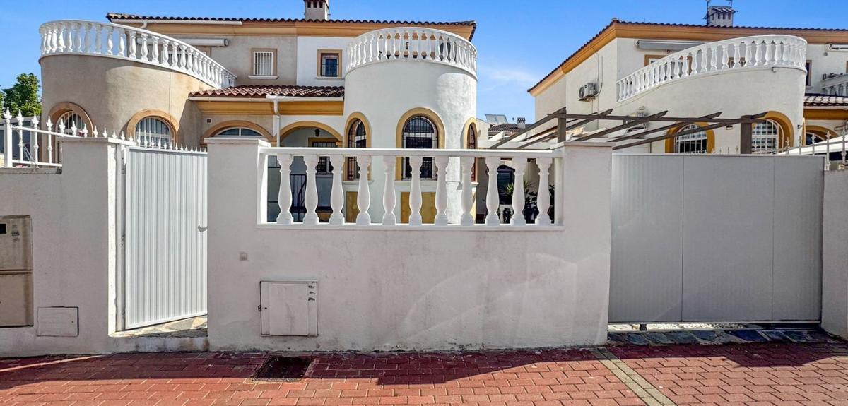 Sprzedaż niezależnego domku jednorodzinnego w Casa o chalet en Calle Miguel Angel Blanco Garrido, 129, Parque Acuático - Sector 25, Torrevieja, Torrevieja photo 3