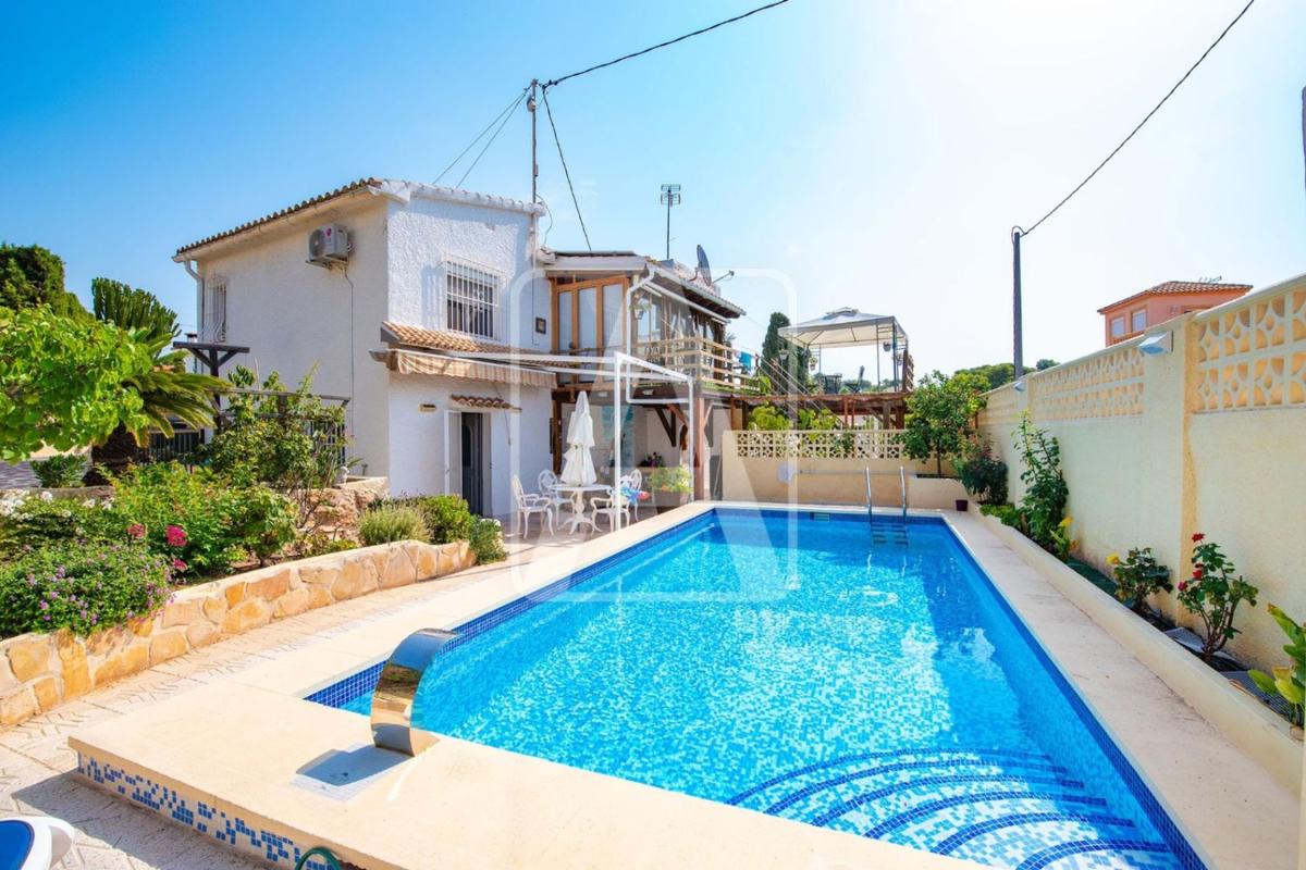 Sprzedaż niezależnego domku jednorodzinnego w Casa o chalet en Cometa-Carrió, Calpe, Kalpe photo 1
