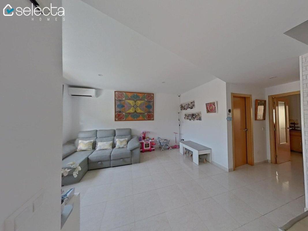 Properties for sale and rent in Spain photo 2