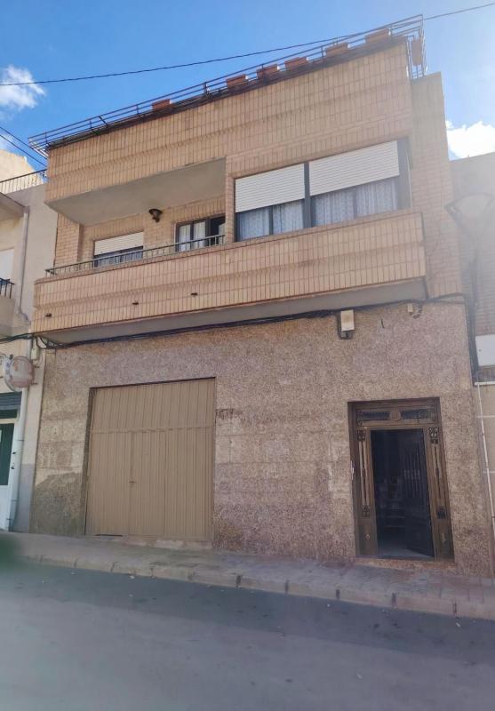 Edificio Residencial de 272m2 en venta en Elda photo 1