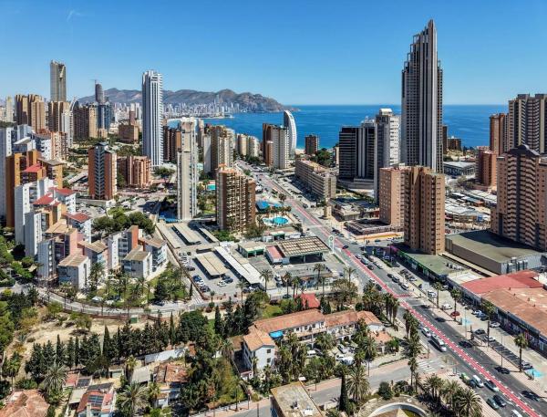 Edificio de uso mixto en Avenida Mimosas, 2, Cala de Finestrat, Finestrat photo 3