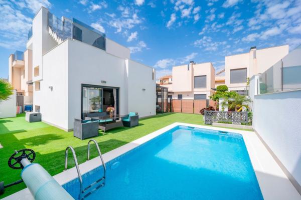 Casa o chalet independiente en Calle Maria San Gil Noain, 40, Parque Acuático - Sector 25, Torrevieja photo 1