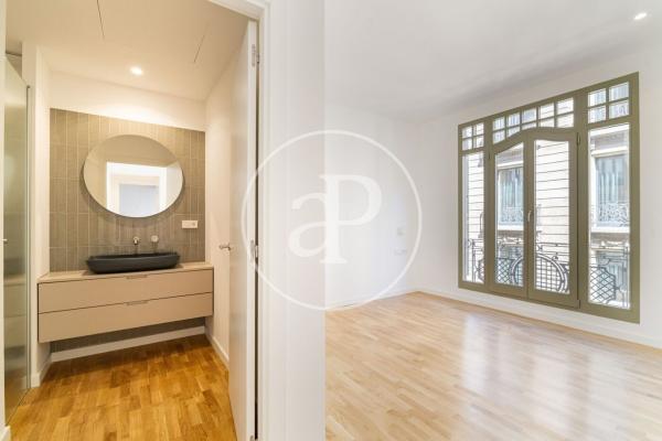 Аттик на продажу в  Ático en El Gòtic, Barcelona, Барселона photo 4