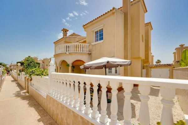 Chalet adosado en Calle Iguazu, Playa Flamenca, Orihuela photo 1