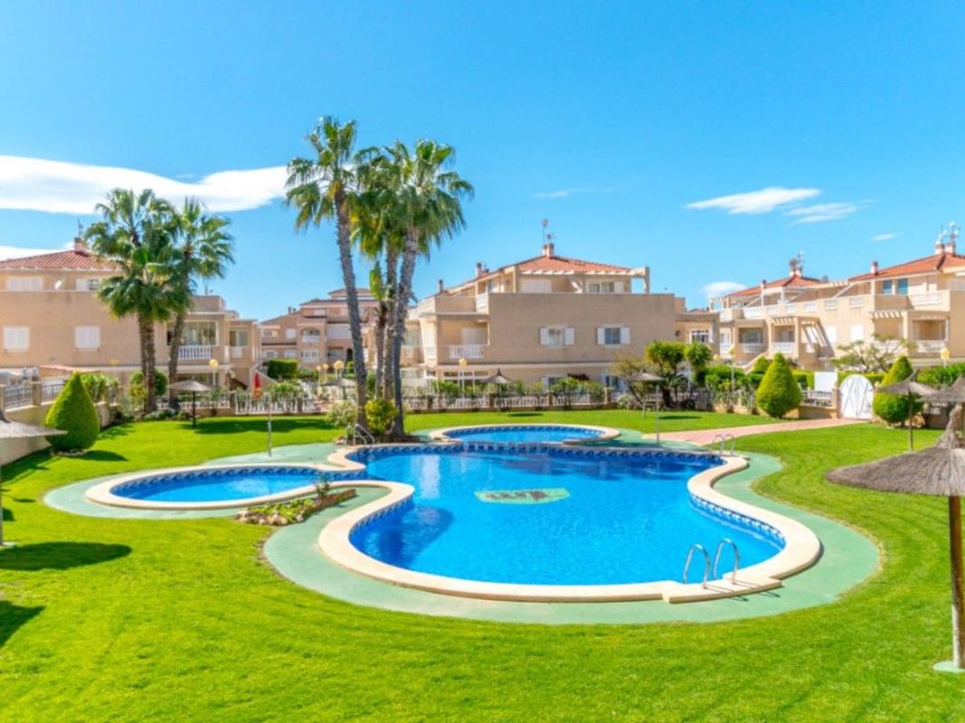 Продажа квартиры на Piso en Plaza R-2 los Pinos, Zeniamar, Orihuela, Ориуэла
photo 1